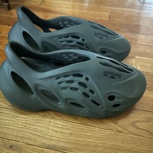 Men’s 7 Black Yeezy Foamrunners